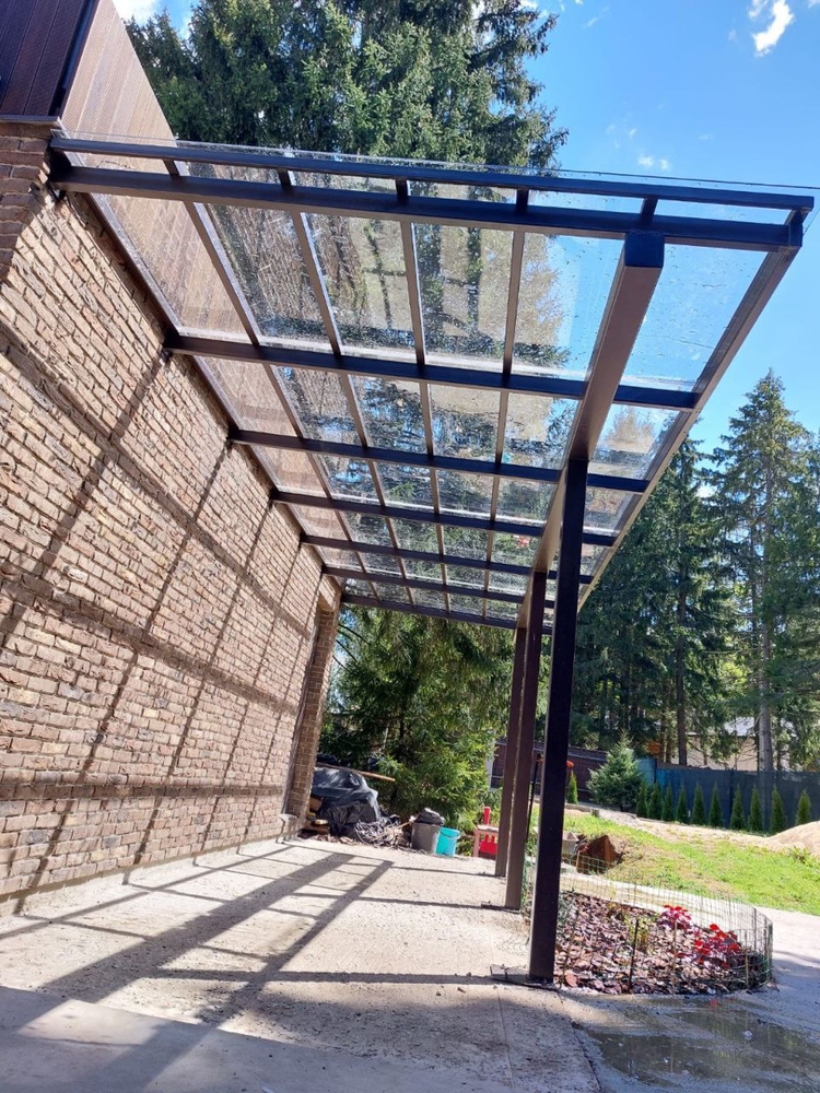 Односкатный навес над крыльцом из поликарбоната