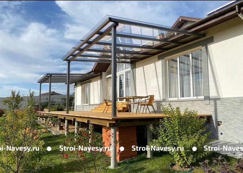 Навес из монолитного поликарбоната односкатный пристрой к дому над входной группой Навес из монолитного поликарбоната односкатный пристрой к дому над входной группой