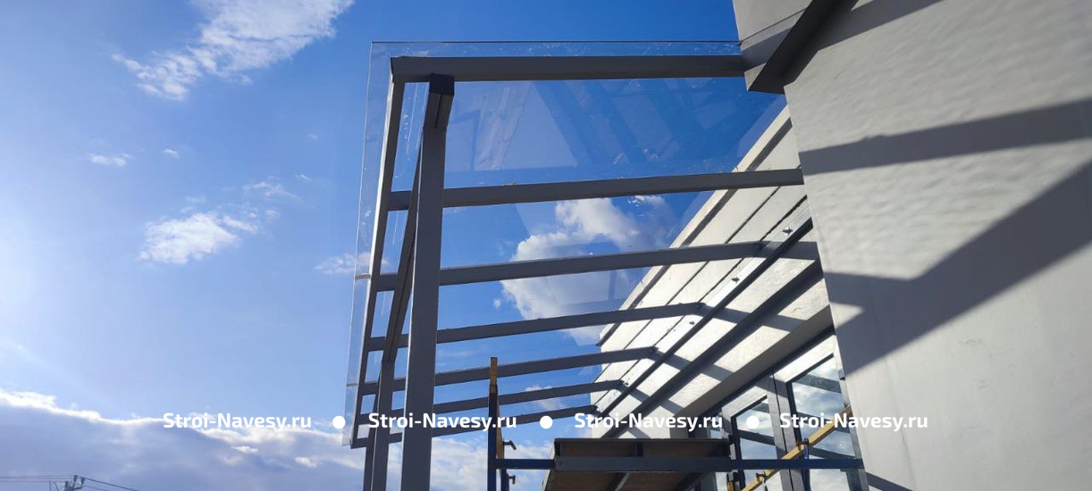 Навес из монолитного поликарбоната односкатный пристрой к дому над входной группой Навес из монолитного поликарбоната односкатный пристрой к дому над входной группой