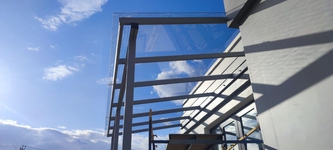 Навес из монолитного поликарбоната односкатный пристрой к дому над входной группой